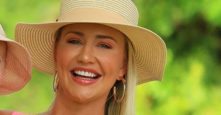 Com filha no colo, Ana Paula Siebert ostenta corpo definido seis meses após dar à luz: “Perfeita”