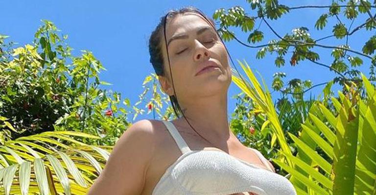 De biquíni asa delta branco, Cleo causa ao puxar a calcinha em clique sensual: “Me perderia nesse corpão”