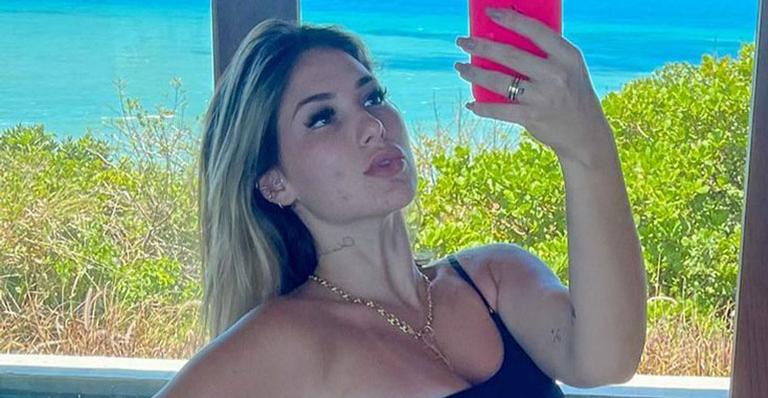 Grávida, esposa de Zé Felipe esbanja sensualidade com maiô recortado e cavado: “Mamãe gostosa”