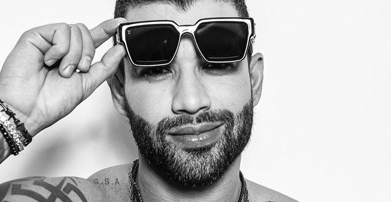 Gusttavo Lima sensualiza sem camisa, mas homenagem para Andressa Suita rouba a cena: “Vai tirar?”