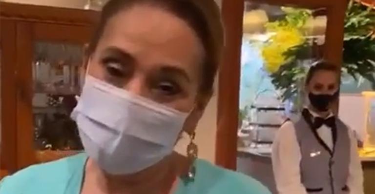 Aos 57 anos, Sonia Abrão elege decote profundo e rouba a cena em casamento: “Não envelhece”