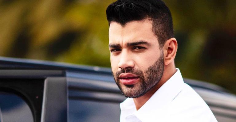 De camisa aberta, Gusttavo Lima se aventura como modelo e deixa seguidores babando: ”Gostoso!”
