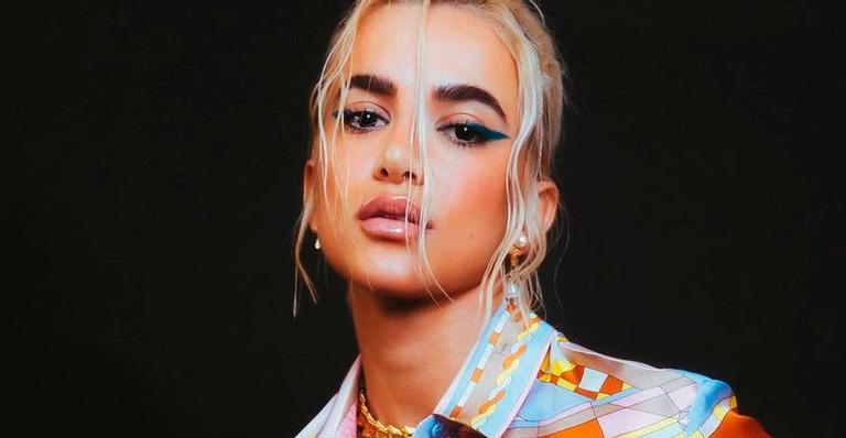 Ex-BBB Manu Gavassi aposta em look colorido e saia curta deixa pernões à mostra: “Perfeita”