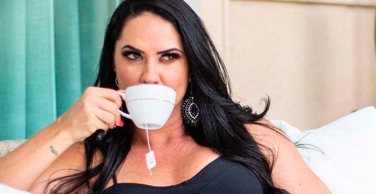 Noiva de Zezé di Camargo, Graciele Lacerda aposta em shortinho micro e exibe pernas saradas: “Mulherão”