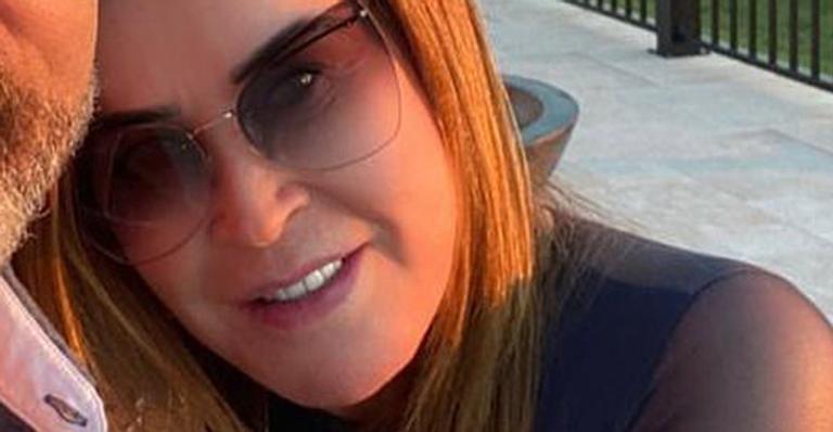 Sorridente, Zilu Camargo publica foto rara ao lado do namorado e filha anuncia apoio: “Sejam felizes”