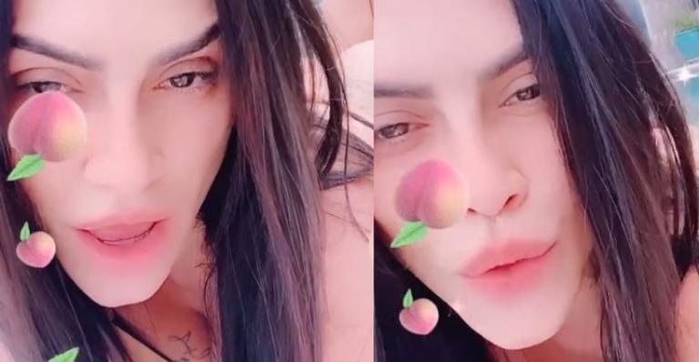 Abusada! Cleo renova o bronze em sua mansão e dá close no bumbum generoso: ”Perfeita”