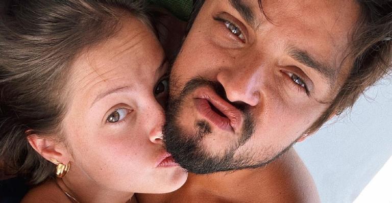Agatha Moreira e Rodrigo Simas elevam a temperatura com pose ousada em ensaio e fãs cravam: ”Que casal!”