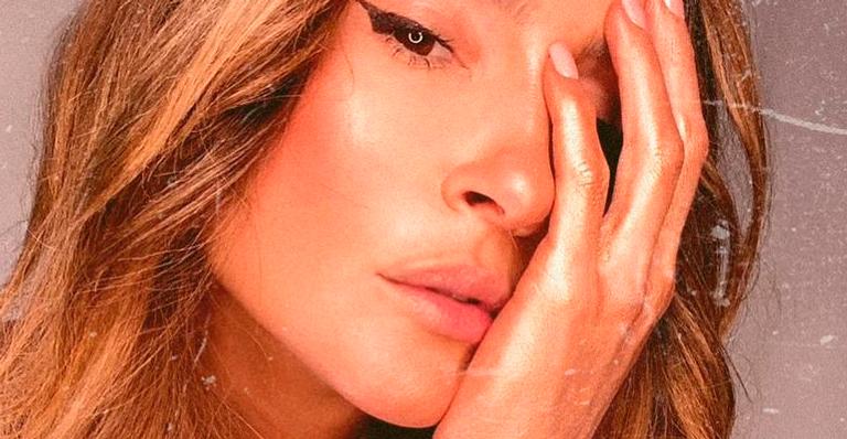 Claudia Leitte dispensa figurino e surge totalmente nua para divulgar disco: “Postura de mulherão”