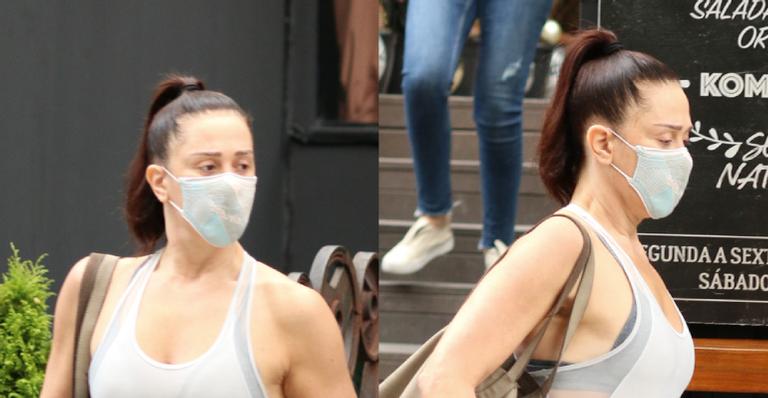 Claudia Raia deixa academia em São Paulo e corpão musculoso aos 53 anos impressiona