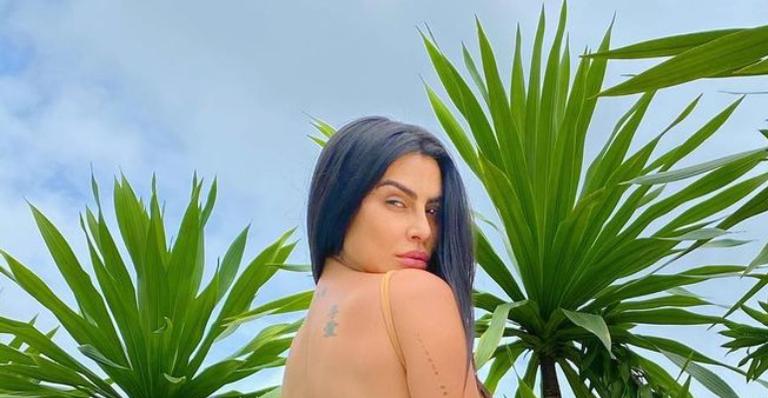 Em clique ousado, Cleo Pires desamarra biquíni e quase mostra demais: ”Senhor”