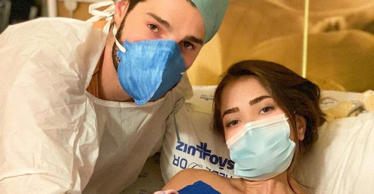Emocionada, Romana Novais divide única foto com filha após parto prematuro: ”Em breve ela estará no meu colo”