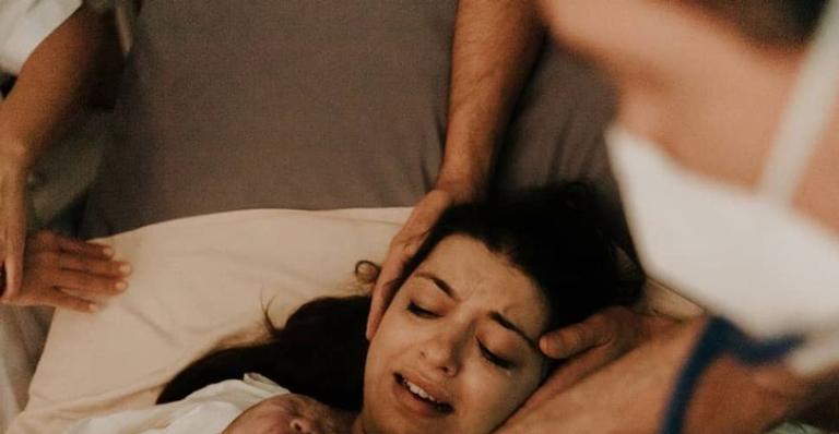 Esposa de Marcelo Adnet mostra parto da primeira herdeira: ”Três nascimentos em um”