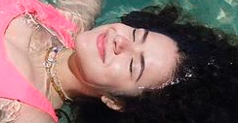 Maisa Silva surge em clique raro de maiô cavado e curte dia de sol: “Perfeita”