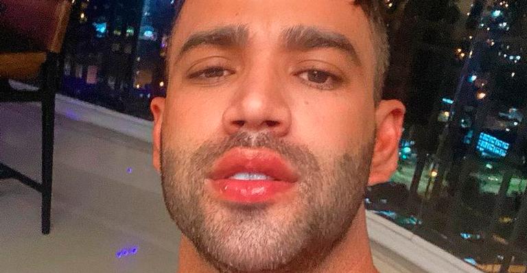 Sem camisa, Gusttavo Lima abre a calça e mostra tudo em clique ousado: “Soltando as asinhas”