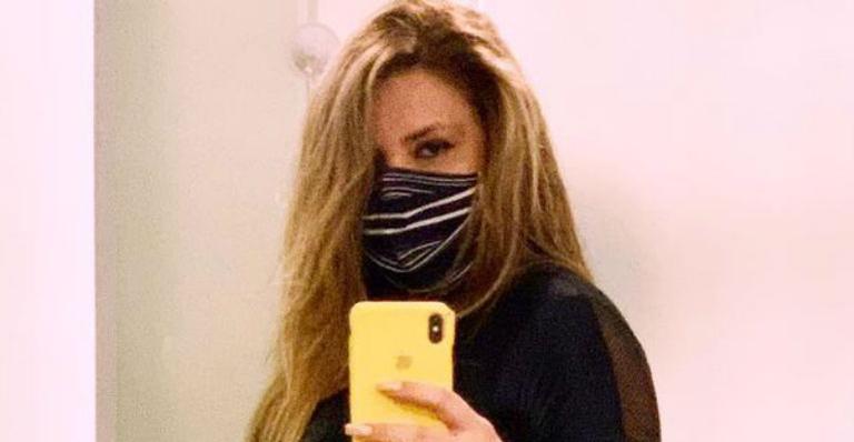 Simony aposta em look coladíssimo e dá destaque às curvas monumentais: “Que corpo lindo”