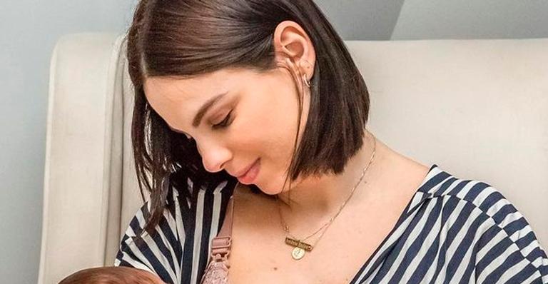 Sthefany Brito surge em momento especial da amamentação do bebê e se emociona: “Amor incondicional”