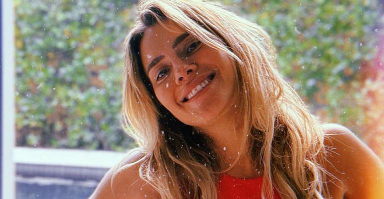Carolina Dieckmann radicaliza no visual e apresenta novos fios platinados: ”Apaixonada!”