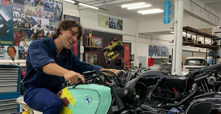 Chay Suede compra motocicleta de mais de R$ 85 mil: “Um rapaz feliz”