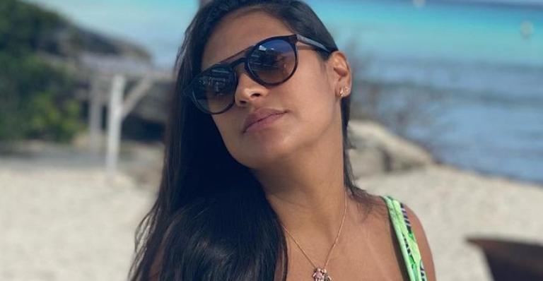 Com o barrigão à mostra, Simone renova as energias em dia de praia e fãs exaltam: ”A mamãe mais linda”