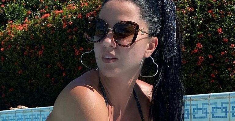 De biquíni fio-dental, noiva de Zezé di Camargo deixa bumbum durinho à mostra: “Mulherão”