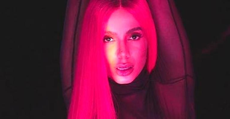 De top transparente, Anitta mostra tudo por baixo e seguidores reagem: “Dei zoom”