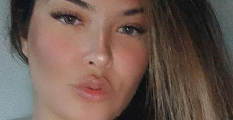 De sutiã e exibindo seios fartos, Geisy Arruda avisa que vizinhos vão poder vê-la nua: “Não tem jeito”