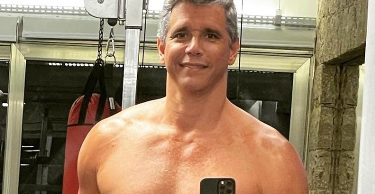Marcio Garcia posa sem camisa na academia com o filho e arranca suspiros dos fãs: ”Que gato!”