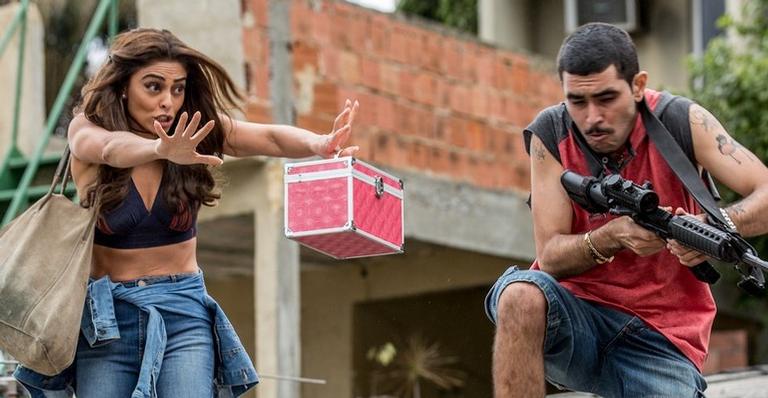 A Força do Querer: Bibi fica mexida ao ver Jeiza e Caio subindo o morro e salva a vida do ex