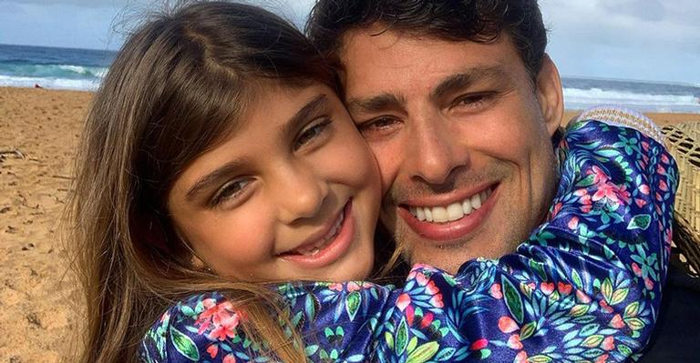 Cauã Reymond encanta a web ao mostrar bilhete que ganhou da filha: “Não tem tamanho esse amor”