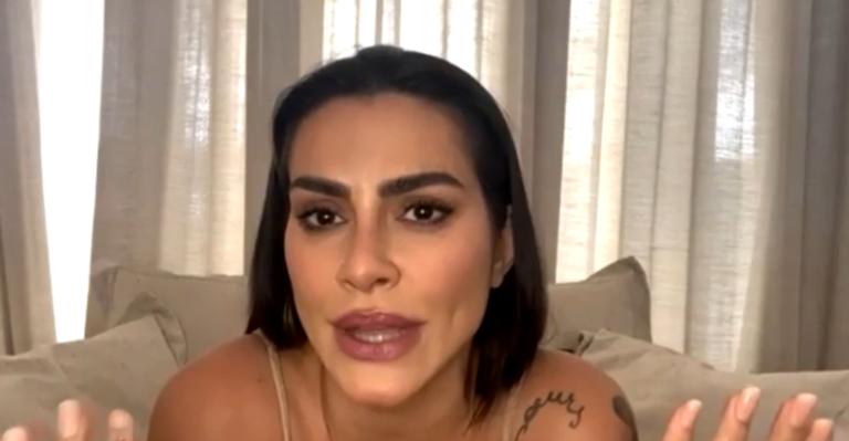 Cleo fala sobre rótulos por falar de sexo abertamente: ”Acham que você vai sair dando”