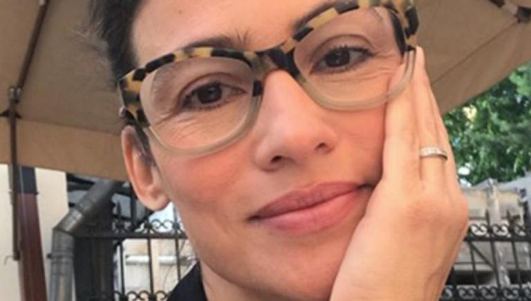 Discreta, Renata Vasconcellos exibe clique sugestivo de maiô durante as férias: “Sabe ser chique”