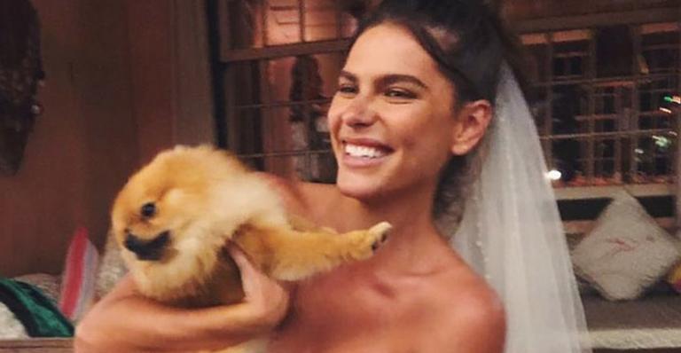 Mariana Goldfarb perde a paciência e rebate crítica ao seu vestido de noiva: “Quem tem que gostar sou eu”