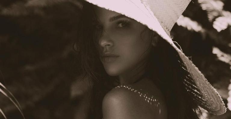 Com maiô cavadíssimo, Mariana Rios abusa de decote e ostenta bumbum poderoso