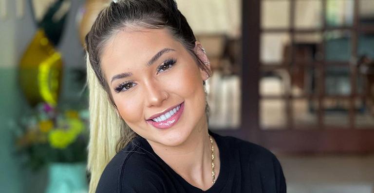 Muito diferente! Virginia Fonseca radicaliza o visual e surge de franjinha na web: “A mãe ta on”