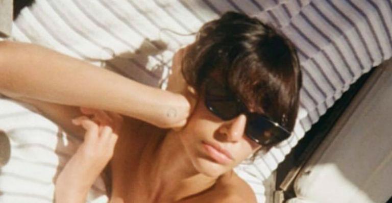 Mulherão! Bruna Marquezine posa estilosa e ostenta físico impecável usando biquíni cavado