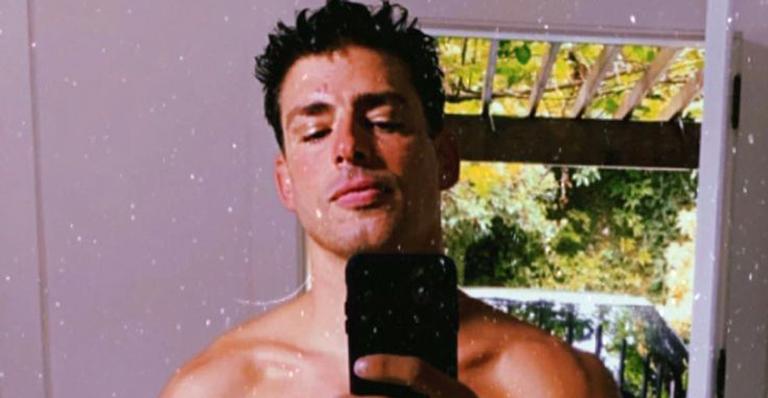 Que calor! Cauã Reymond posa de sunga, ostenta abdômen trincado e deixa web em chamas: “Sauninha”