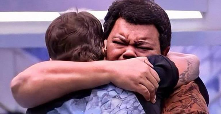 Ex-BBB Felipe Prior faz homenagem de aniversário emocionante a Babu Santana: “Máximo respeito”