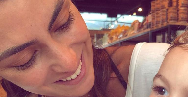 Filho de Mariana Uhlmann encanta a web ao surgir comendo pão de queijo: “Gostosura”