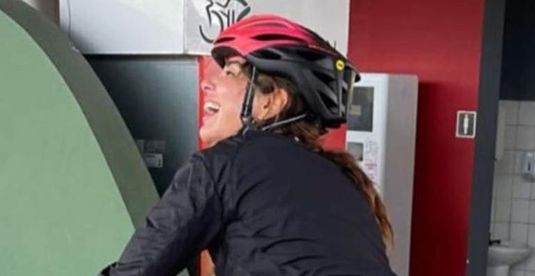 Fitness, Luciana Gimenez encara passeio de bicicleta e tamanho das pernas choca fãs: “Bate os joelhos no guidão”