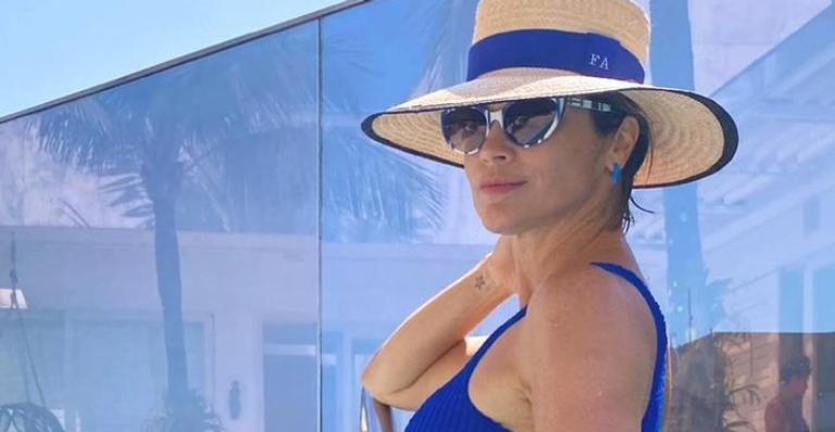 Flávia Alessandra ostenta bumbum avantajado em biquíni mínimo e dá surra de beleza nos fãs: ”Monumento”