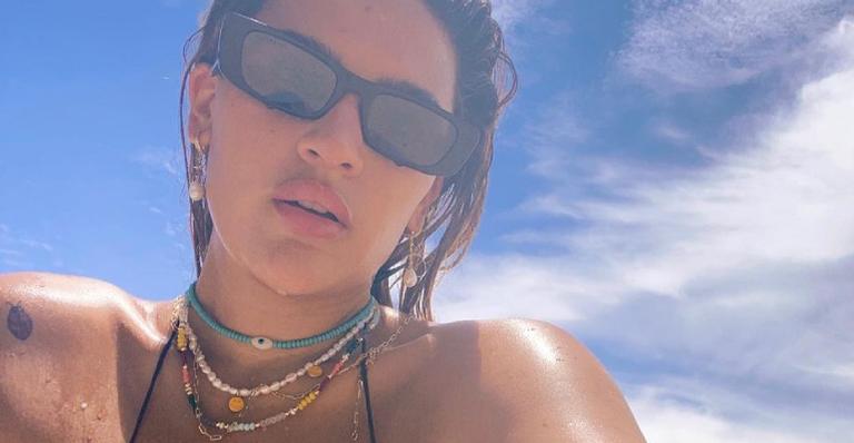 Em dia de praia, Giulia Costa surge em clique sexy e ostenta corpo escultural