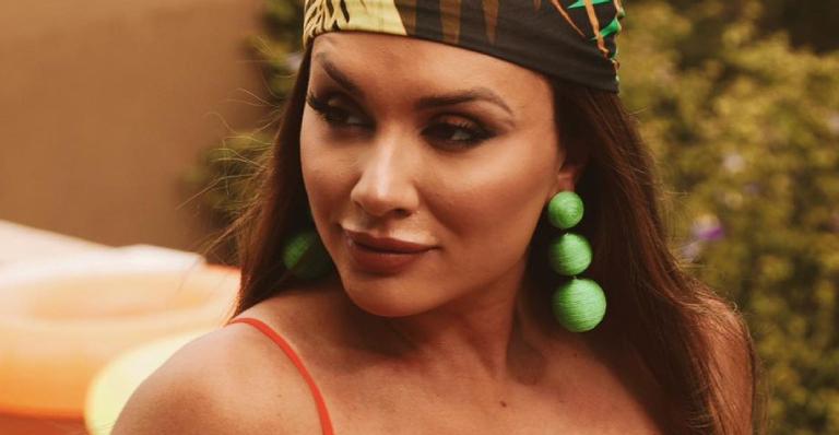 Juju Salimeni ostenta corpão escultural e barriguinha sequinha em dia de piscina: ”Mulherão!”