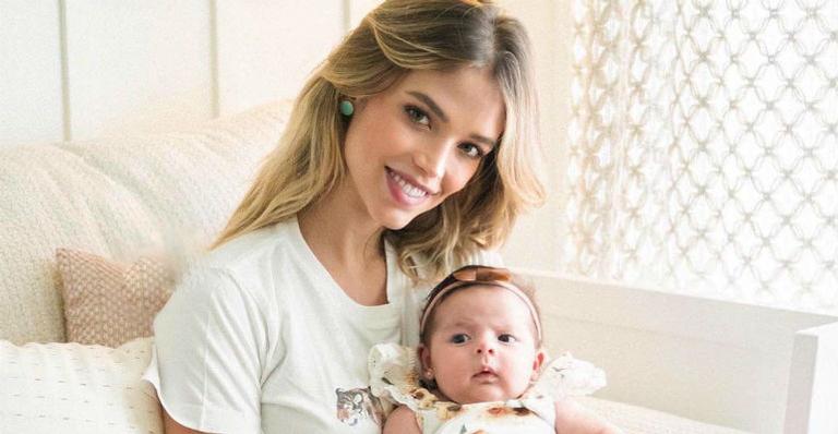 Carol Dias registra sorrisão da filha de dois meses que surge em clique de mini saia jeans: “Sem estruturas”