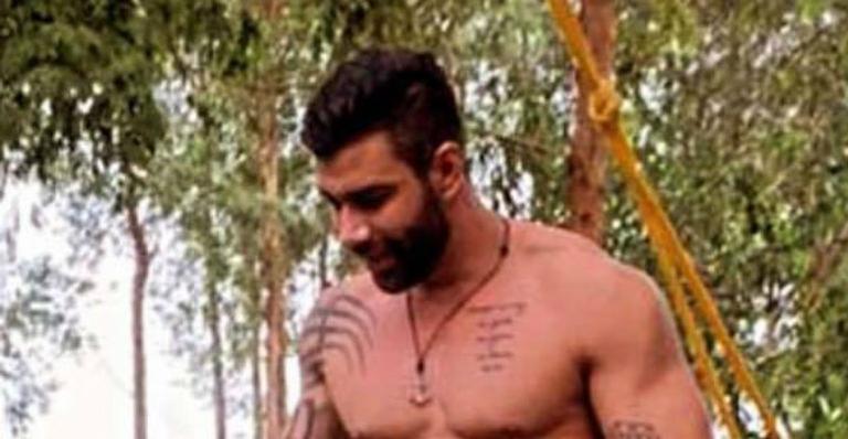 Sem camisa, Gusttavo Lima exibe abdômen trincado em momento com os filhos: “Que homem”