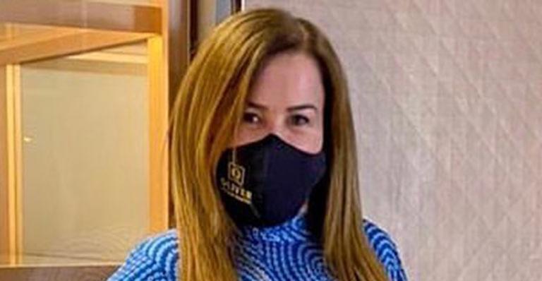 Aos 62 anos, Zilu Camargo posa com vestido curtíssimo e pernões de mocinha aparecem: “Gostosa”