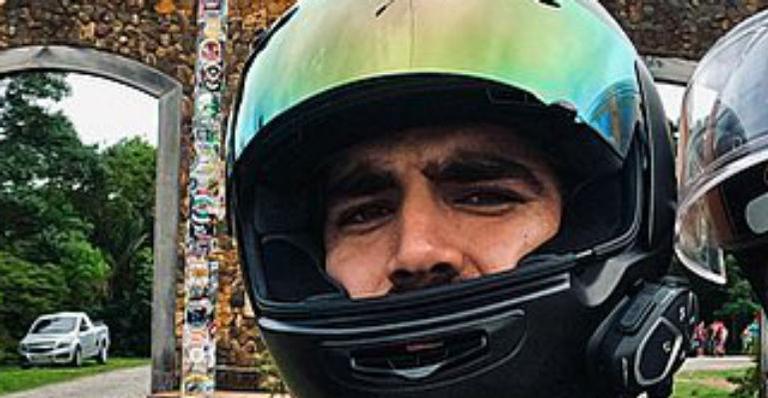 Caio Castro surge com Grazi Massafera na garupa de sua moto no Paraná: “Selvagens”