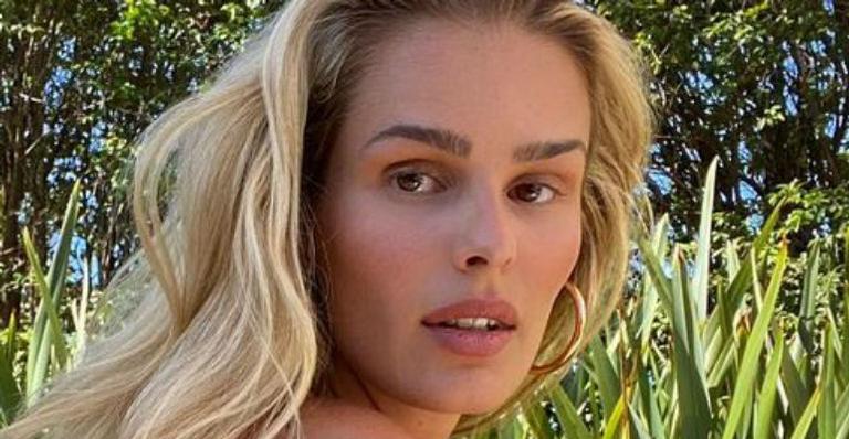Yasmin Brunet faz pose sensual e surge exuberante de biquíni micro: “Não aguento”