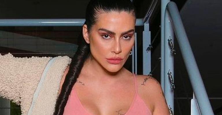 Cleo exibe abdômen saradíssimo com sutiã à mostra e seguidores opinam: “Emagreceu”