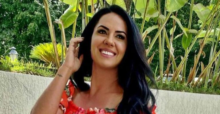 De vestidinho e bolsa de grife, noiva de Zezé Di Camargo exibe pernões musculosos impressionantes: “Gatíssima!”