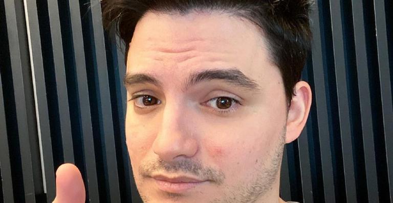 Felipe Neto recebe dinheiro de fãs após queda no YouTube: ”Eu vou doar tudo”